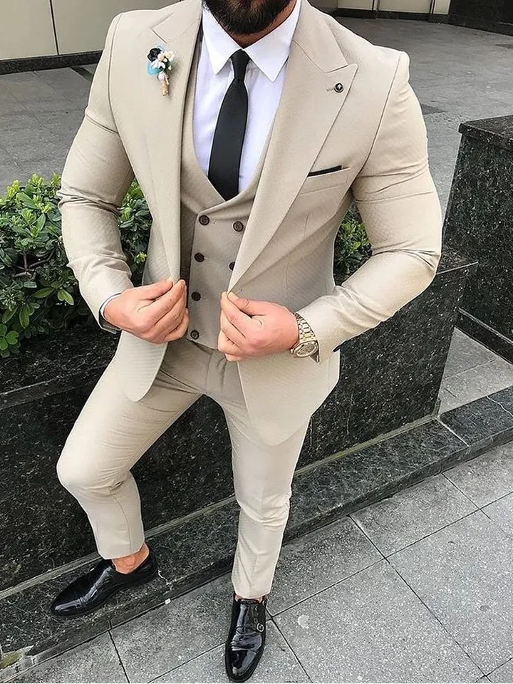 Traje beige de tres piezas