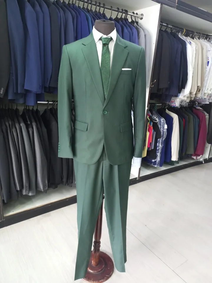 Traje verde de corte moderno