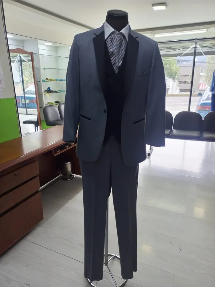 Traje azul noche con plastron