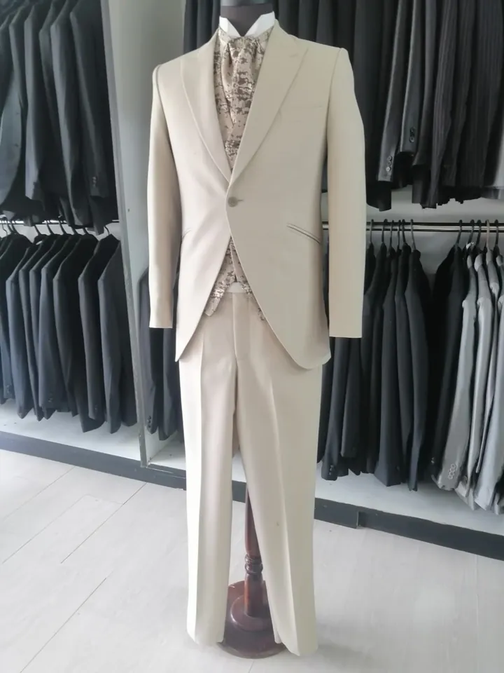 Traje champagne de tres piezas
