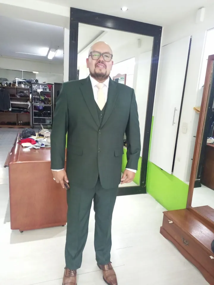 Traje verde en prueba de cliente