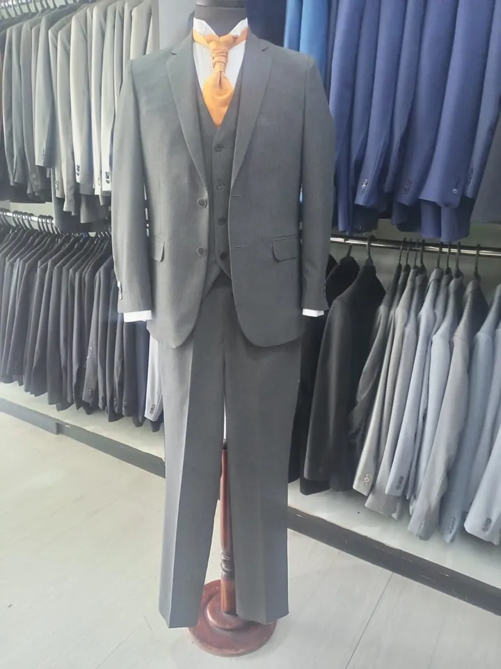 Traje gris claro con plastron dorado