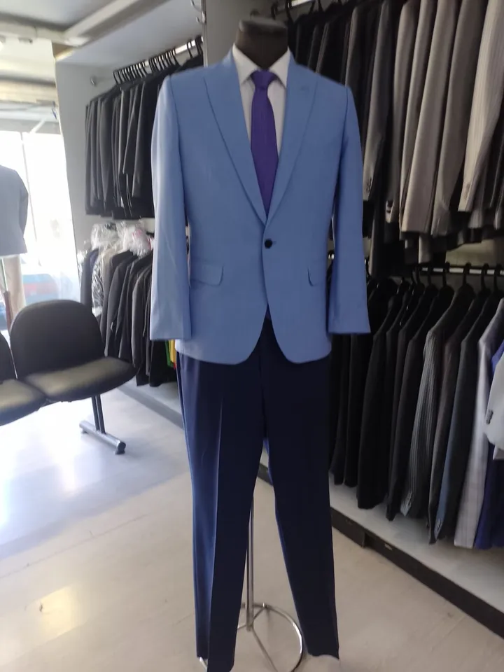 Traje celeste con corbata morada