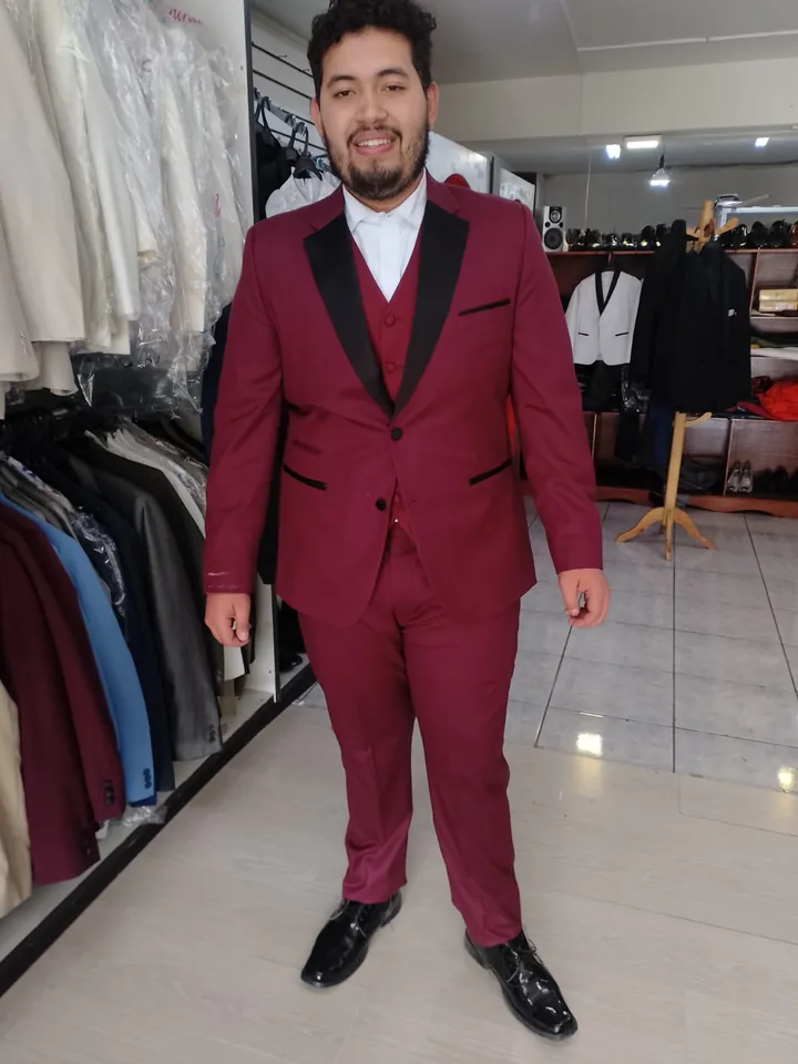Traje vino en prueba de cliente