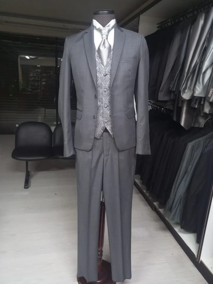 Traje gris de tres piezas con plastron