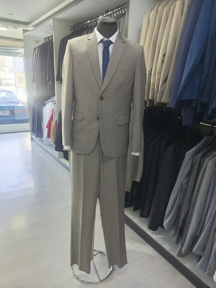 Traje beige de dos piezas