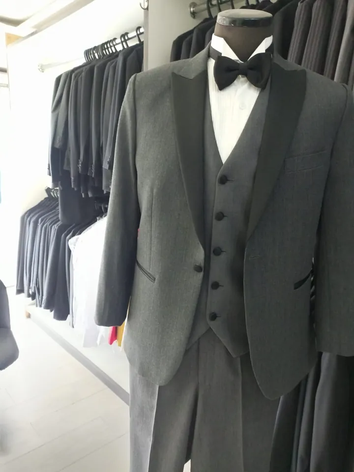 Traje gris de tres piezas con corbatin