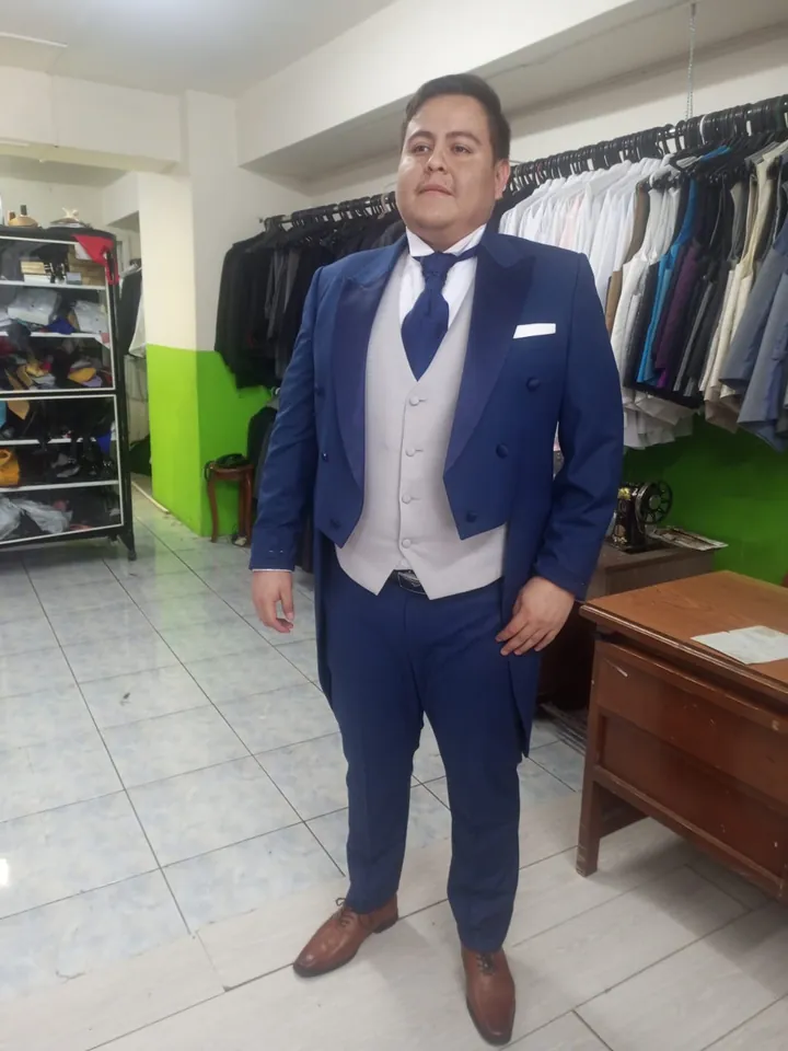 Traje azul de tres piezas en prueba