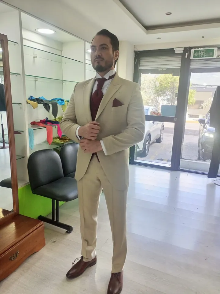 Traje beige en prueba de cliente