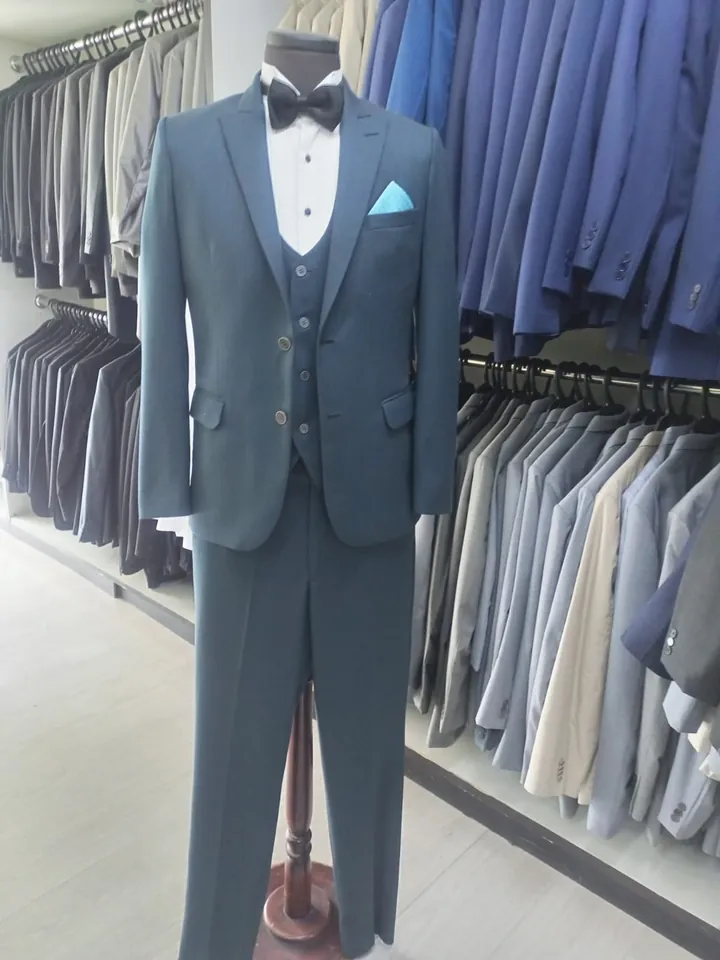 Traje azul petroleo de tres piezas
