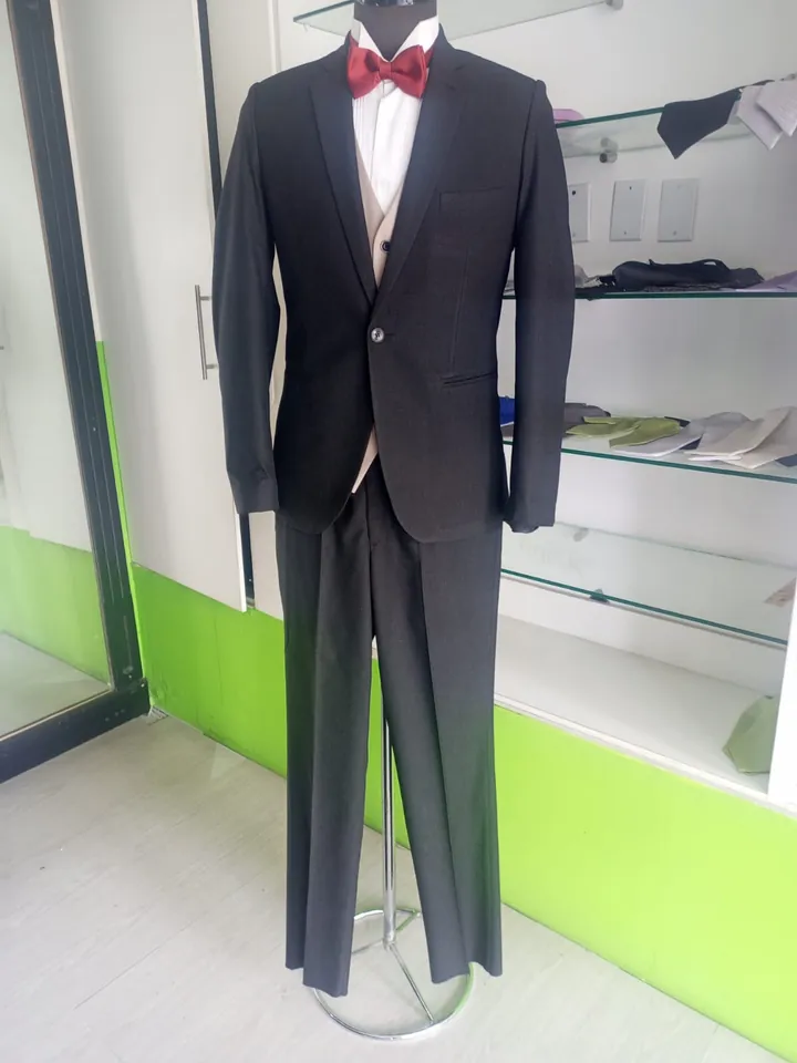 Esmoquin negro con corbatin rojo