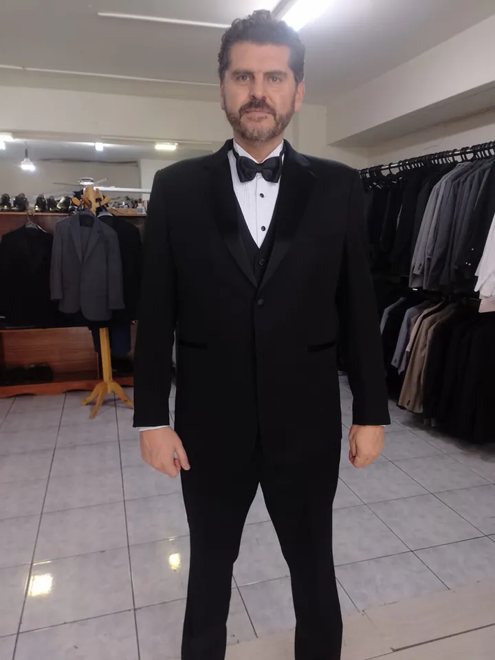 Esmoquin negro en prueba de cliente