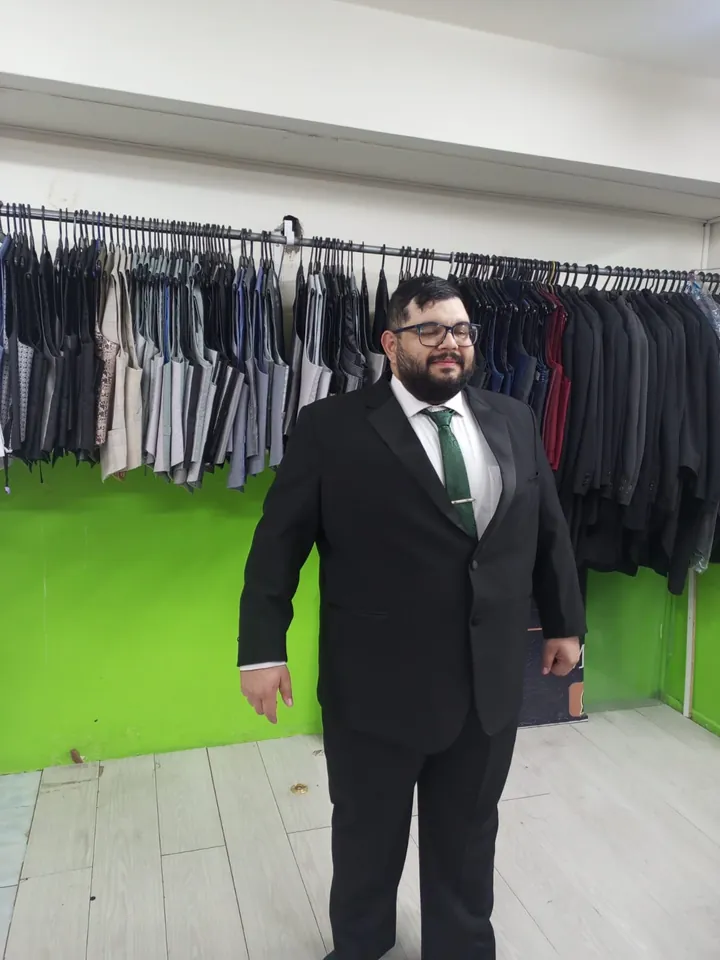 Traje negro con corbata verde