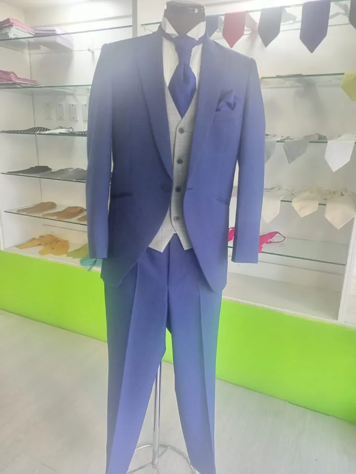 Traje azul de tres piezas con plastron