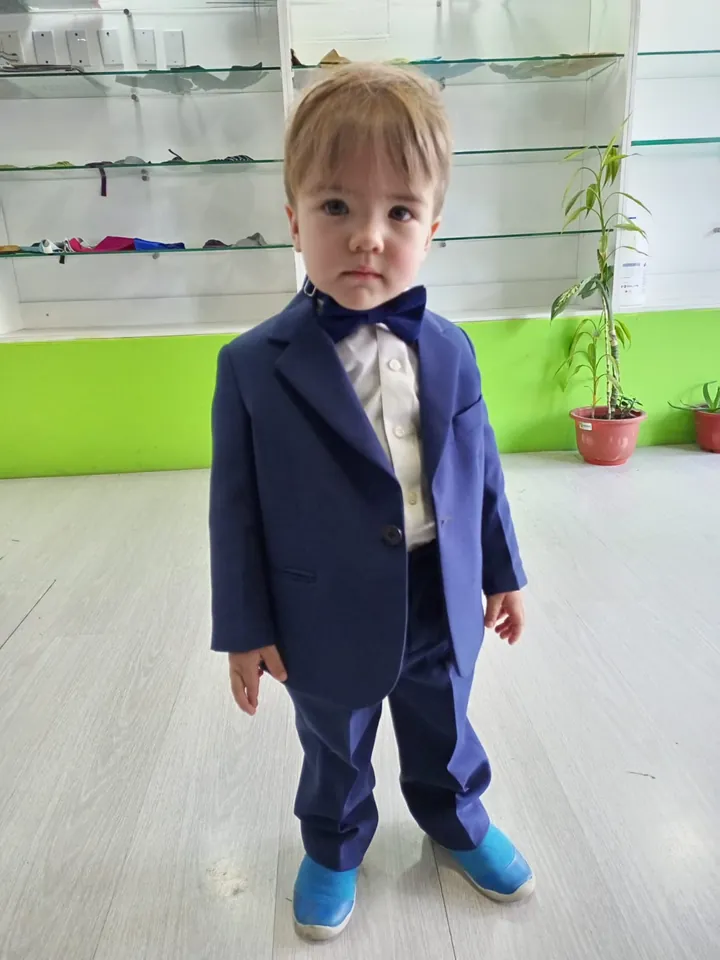 Traje azul para nino pequeno