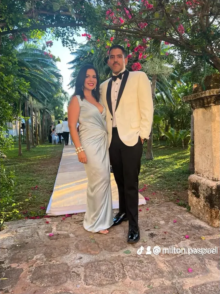 Novio con esmoquin marfil el dia de la boda