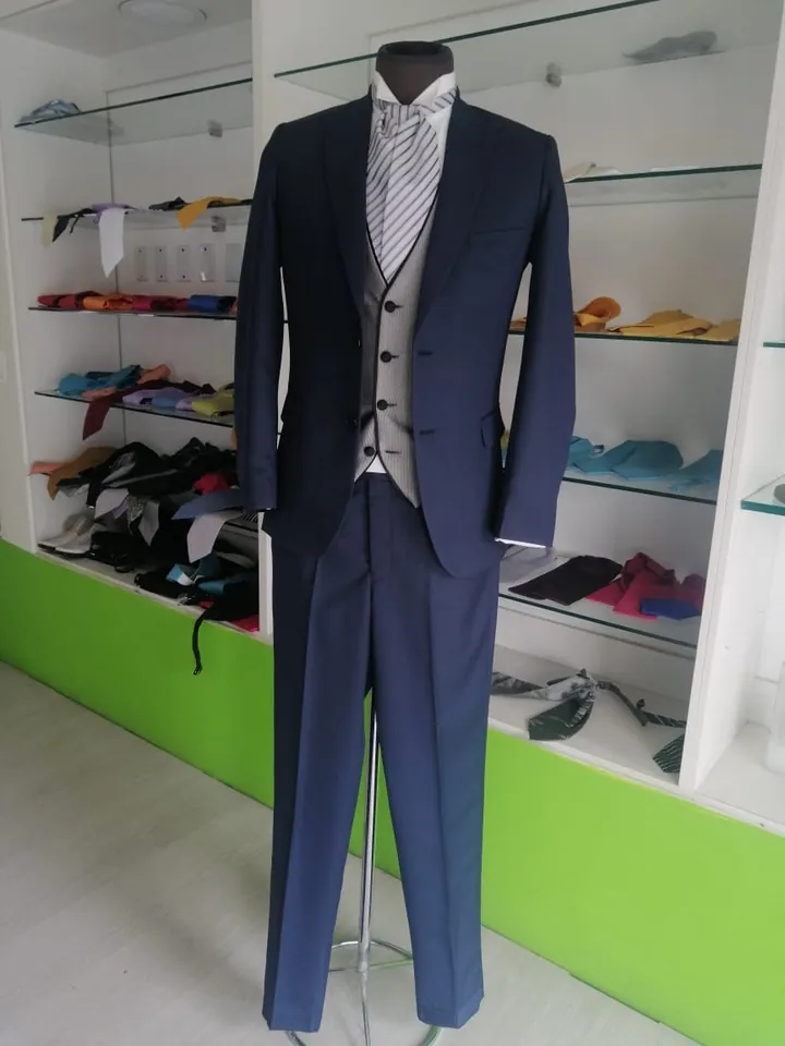 Traje azul marino con plastron