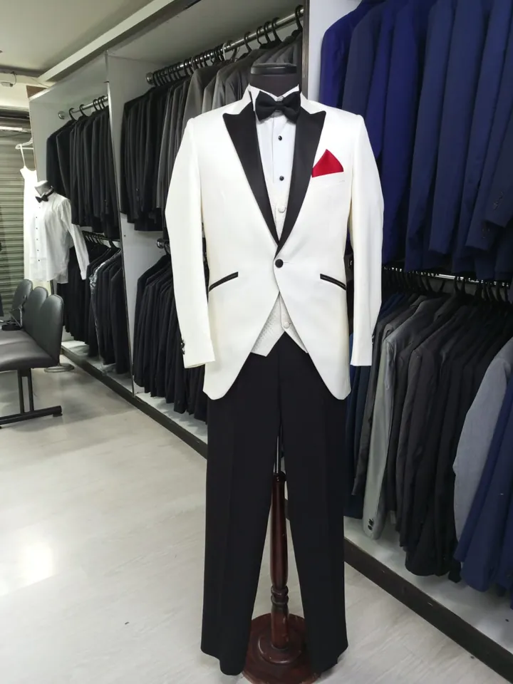 Esmoquin blanco con panuelo rojo