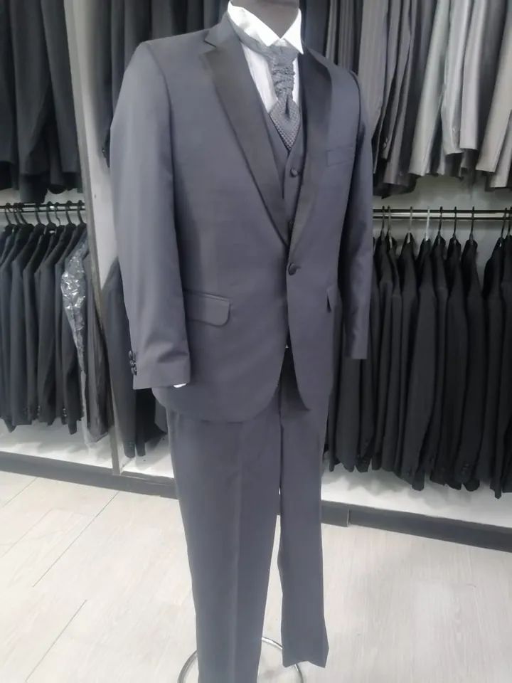 Traje gris oscuro con plastron
