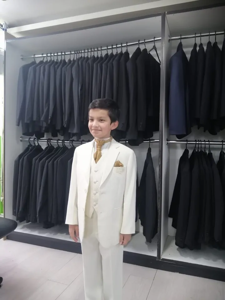 Traje blanco de tres piezas para nino
